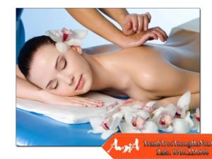 Tranh treo tường cô gái xinh đẹp massage thư giãn tại quán Spa AmiA 2104112024
